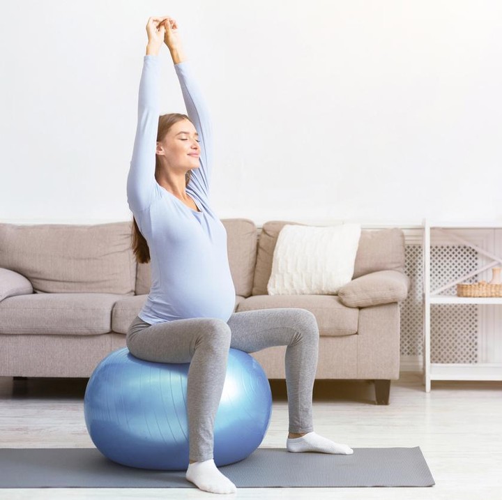 MENGETAHUI KEGUNANAAN GYMBALL UNTUK IBU HAMIL DAN CARA  MENGGUNAKAN NYA