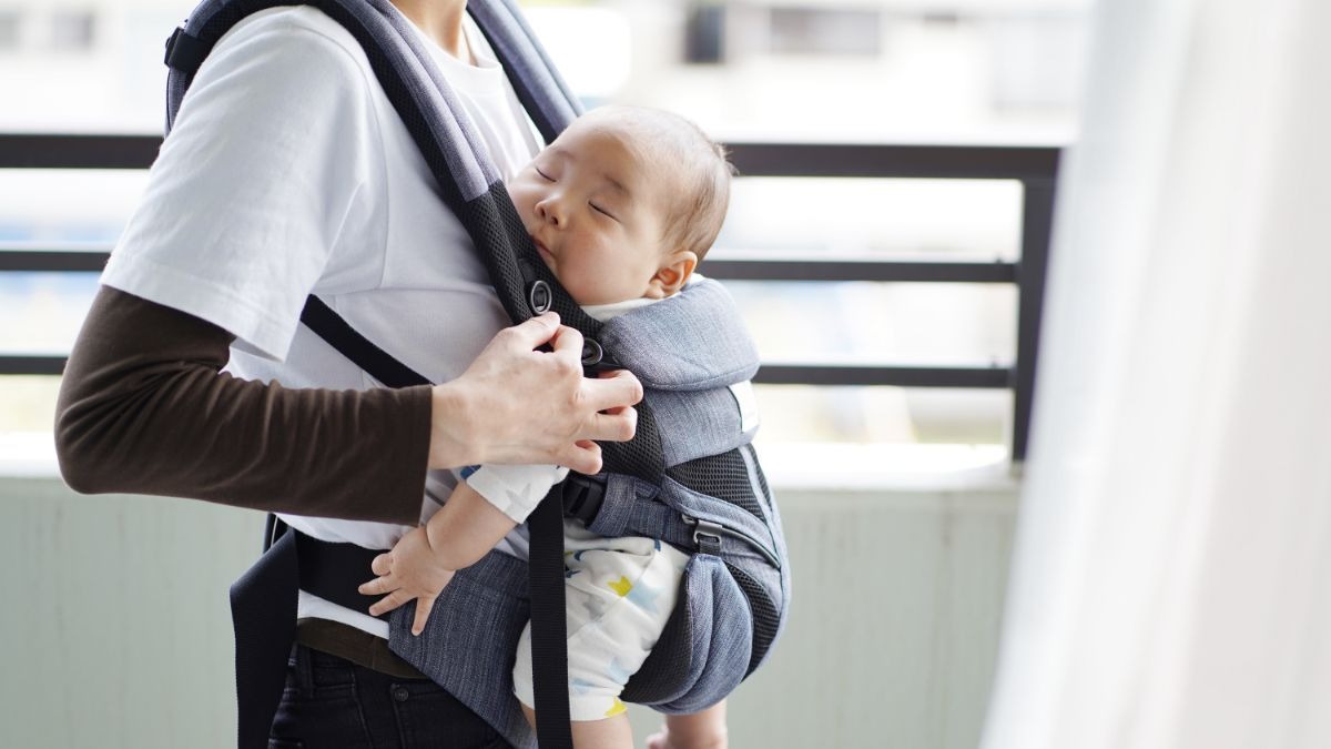 MANFAAT MENGGENDONG BAYI SAAT BEPERGIAN 