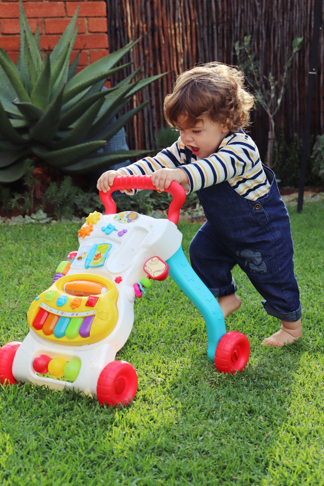 SI KECIL BELUM BISA JALAN? YUK KENALKAN DENGAN PUSH WALKER