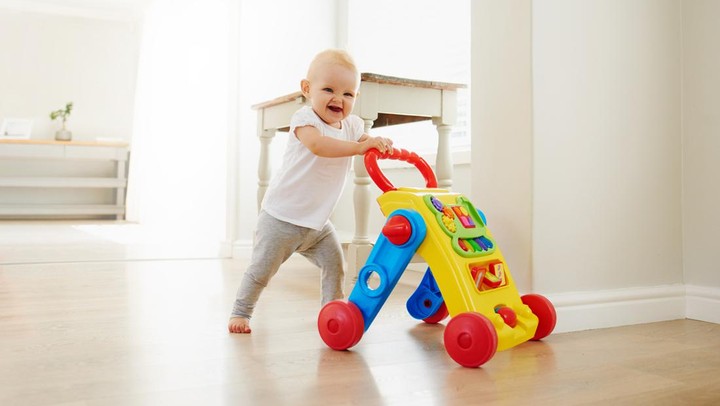 PERBEDAAN DAN MANFAAT PUSH WALKER VS BABY WALKER:  MANA YANG LEBIH BAIK UNTUK SI KECIL?