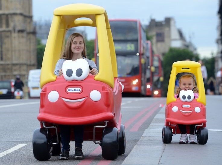 MENSTIMULASI KREATIVITAS DAN KETERAMPILAN MOTORIK ANAK DENGAN MOBIL MAINAN