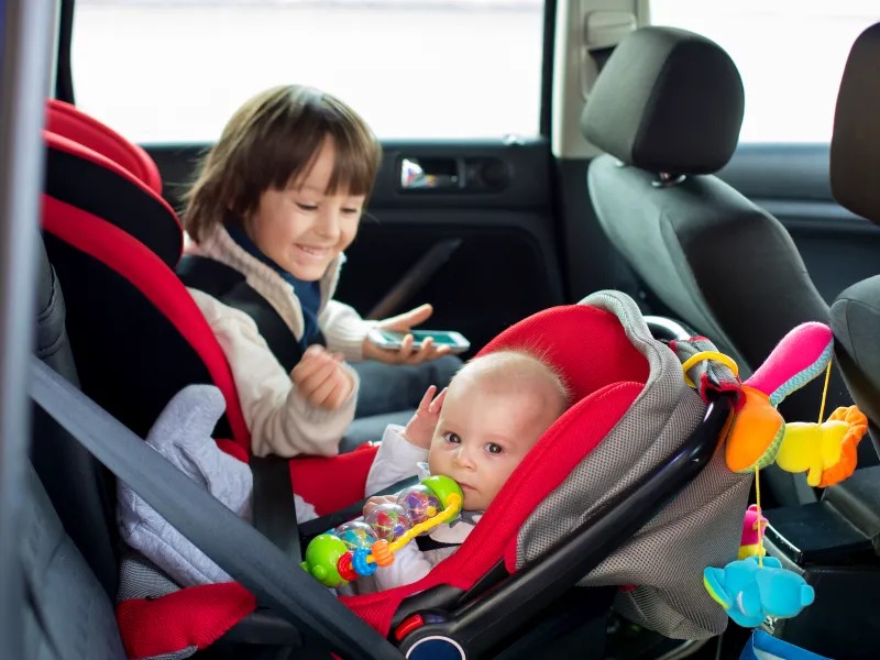 JANGAN DIGENDONG ATAU DI PANGKU, INI PENTINGNYA PENGGUNAAN CARSEAT UNTUK SI KECIL